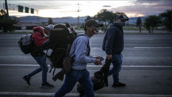 Cientos de venezolanos regresan a pie a su país expulsados de su hogar adoptivo después de que se declaró una cuarentena para contener el coronavirus.  Foto: Juancho Torres/ Anadolu