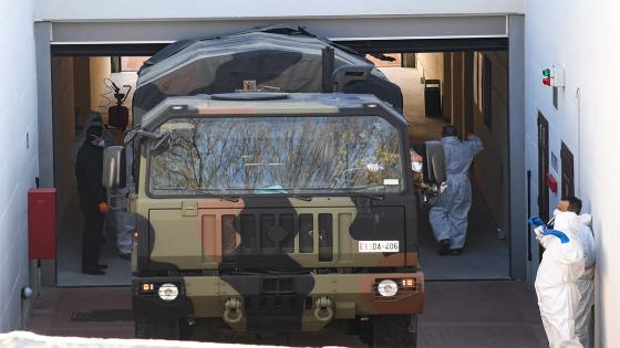 Camiones del Ejército italiano transportan los ataúdes de las víctimas del coronavirus desde Bérgamo hasta el crematorio Trespiano, en Florencia, Italia.  Foto: Carlo Bressan - Agencia Anadolu