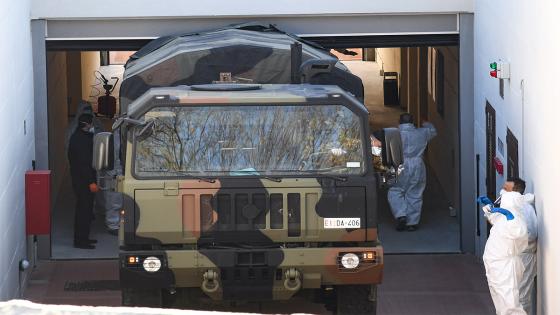 Camiones del Ejército italiano transportan los ataúdes de las víctimas del coronavirus desde Bérgamo hasta el crematorio Trespiano, en Florencia, Italia. Foto: Carlo Bressan - Agencia Anadolu Camiones del Ejército italiano transportan los ataúdes de las víctimas del coronavirus desde Bérgamo hasta el crematorio Trespiano, en Florencia, Italia. Foto: Carlo Bressan - Agencia Anadolu