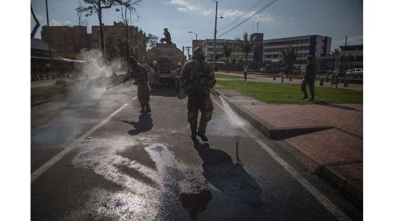 Miembros de las fuerzas especiales sanitarias del Ejército de Colombia durante el trabajo de limpieza y desinfección en las principales bases militares y batallones en Bogotá.  Foto: Juancho Torres - Anadolu