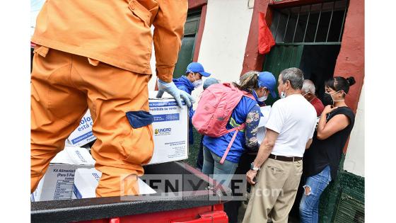 Así fue la entrega de ayudas a familias en el barrio Las Cruces.  Foto: Andrés Lozano