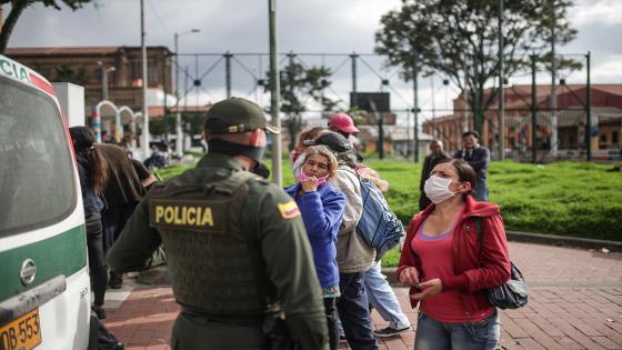 Las donaciones de alimentos y ayudas de primera necesidad fueron realizadas por algunos miembros de la Policía Nacional durante la cuarentena impuesta por el gobierno nacional como medida para evitar la propagación del Coronavirus en Bogotá.  Foto: Juancho Torres