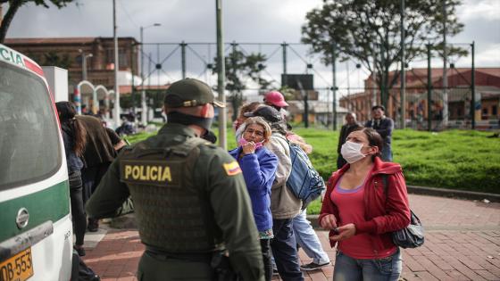 Las donaciones de alimentos y ayudas de primera necesidad fueron realizadas por algunos miembros de la Policía Nacional durante la cuarentena impuesta por el gobierno nacional como medida para evitar la propagación del Coronavirus en Bogotá. Foto: Juancho Torres Las donaciones de alimentos y ayudas de primera necesidad fueron realizadas por algunos miembros de la Policía Nacional durante la cuarentena impuesta por el gobierno nacional como medida para evitar la propagación del Coronavirus en Bogotá. Foto: Juancho Torres