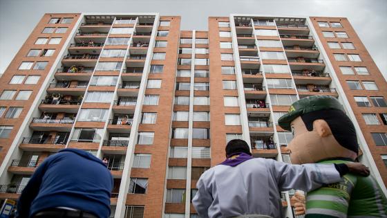 La Policía Nacional de Colombia realiza ejercicios de acondicionamiento físico y oraciones a cargo de sacerdotes para las personas que se quedan dentro de sus hogares con el objetivo de fomentar el ejercicio físico a las personas confinadas en cuarentena.  Foto: Juancho Torres- Anadolu 