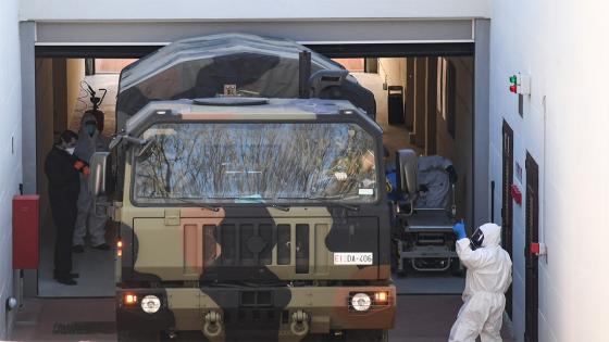 Camiones del Ejército italiano transportan los ataúdes de las víctimas del coronavirus desde Bérgamo hasta el crematorio Trespiano, en Florencia, Italia.  Foto: Carlo Bressan - Agencia Anadolu