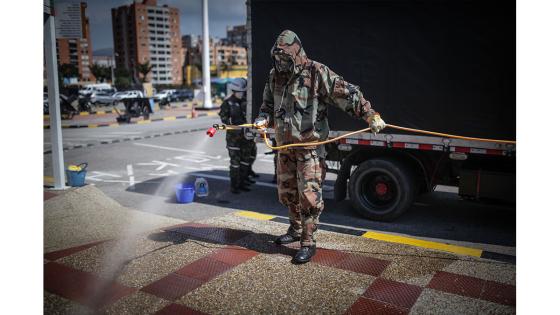 Miembros de las fuerzas especiales sanitarias del Ejército de Colombia durante el trabajo de limpieza y desinfección en las principales bases militares y batallones en Bogotá.  Foto: Juancho Torres - Anadolu
