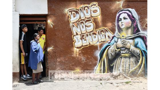 Así fue la entrega de ayudas a familias en el barrio Las Cruces.  Foto: Andrés Lozano