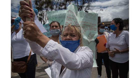 Los manifestantes exigen que el gobierno del presidente, Iván Duque, tome medidas urgentes para evitar un contagio masivo por la pandemia de Coronavirus en los centros penitenciarios.   Foto: Juancho Torres - Anadolu