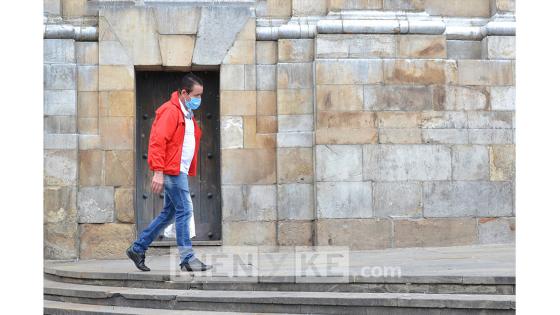 Algunos feligreses llegaron hasta las puertas de la iglesia a pesar de la cuarentena.  Foto: Andrés Lozano/ KienyKe.com