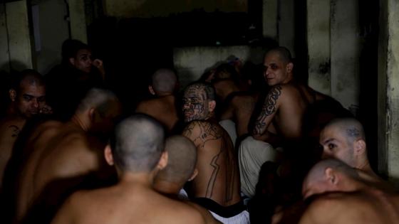 Las pandillas de El Salvador pusieron este fin de semana en aprietos las medidas de combate al Coronavirus y la estrategia de seguridad del Gobierno al perpetrar al menos 32 asesinatos en una muestra de fuerza y control del territorio característico de estas bandas.   Foto: Rodrigo Sura - EFE 