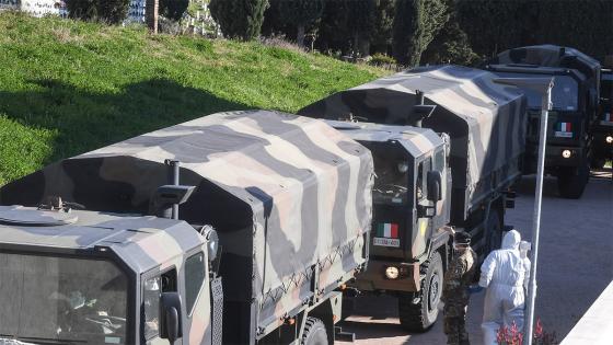 Camiones del Ejército italiano transportan los ataúdes de las víctimas del coronavirus desde Bérgamo hasta el crematorio Trespiano, en Florencia, Italia. Foto: Carlo Bressan - Agencia Anadolu Camiones del Ejército italiano transportan los ataúdes de las víctimas del coronavirus desde Bérgamo hasta el crematorio Trespiano, en Florencia, Italia. Foto: Carlo Bressan - Agencia Anadolu