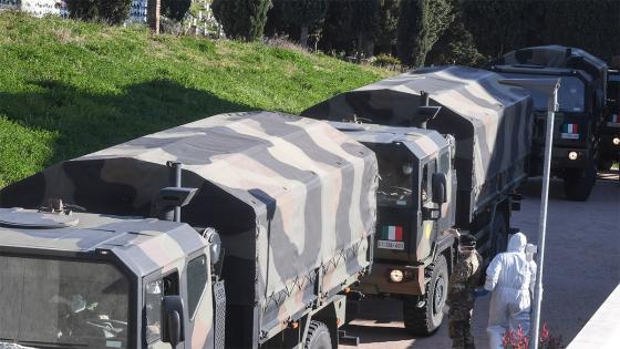 Camiones del Ejército italiano transportan los ataúdes de las víctimas del coronavirus desde Bérgamo hasta el crematorio Trespiano, en Florencia, Italia.  Foto: Carlo Bressan - Agencia Anadolu