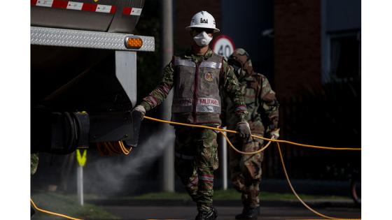 Miembros de las fuerzas especiales sanitarias del Ejército de Colombia durante el trabajo de limpieza y desinfección en las principales bases militares y batallones en Bogotá.  Foto: Juancho Torres - Anadolu