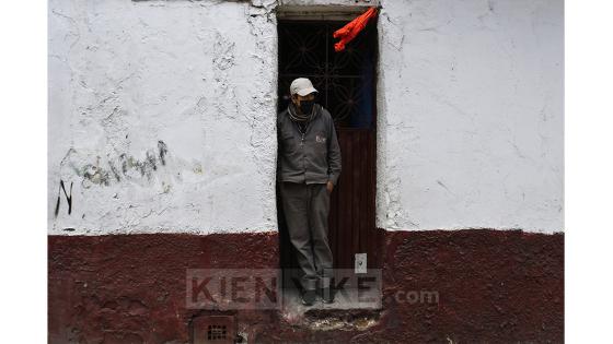 Así fue la entrega de ayudas a familias en el barrio Las Cruces.  Foto: Andrés Lozano