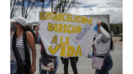 Los manifestantes exigen que el gobierno del presidente, Iván Duque, tome medidas urgentes para evitar un contagio masivo por la pandemia de Coronavirus en los centros penitenciarios.   Foto: Juancho Torres - Anadolu