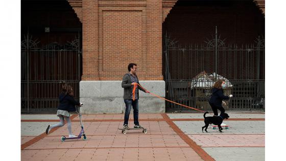 Varios niños menores de 14 años acompañados de adultos salieron a las calles de Madrid por primera vez desde el 14 de marzo, en medio de la pandemia del Coronavirus.  Foto: Burak Akbulut - Anadolu