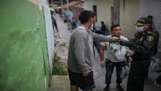 Las donaciones de alimentos y ayudas de primera necesidad fueron realizadas por algunos miembros de la Policía Nacional durante la cuarentena impuesta por el gobierno nacional como medida para evitar la propagación del Coronavirus en Bogotá. Foto: Juancho Torres Las donaciones de alimentos y ayudas de primera necesidad fueron realizadas por algunos miembros de la Policía Nacional durante la cuarentena impuesta por el gobierno nacional como medida para evitar la propagación del Coronavirus en Bogotá. Foto: Juancho Torres