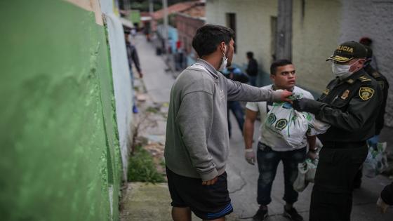 Las donaciones de alimentos y ayudas de primera necesidad fueron realizadas por algunos miembros de la Policía Nacional durante la cuarentena impuesta por el gobierno nacional como medida para evitar la propagación del Coronavirus en Bogotá.  Foto: Juancho Torres