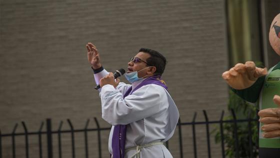 La Policía Nacional de Colombia realiza ejercicios de acondicionamiento físico y oraciones a cargo de sacerdotes para las personas que se quedan dentro de sus hogares con el objetivo de fomentar el ejercicio físico a las personas confinadas en cuarentena. Foto: Juancho Torres- Anadolu La Policía Nacional de Colombia realiza ejercicios de acondicionamiento físico y oraciones a cargo de sacerdotes para las personas que se quedan dentro de sus hogares con el objetivo de fomentar el ejercicio físico a las personas confinadas en cuarentena. Foto: Juancho Torres- Anadolu