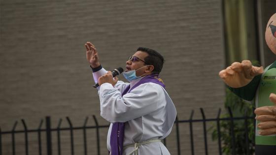 La Policía Nacional de Colombia realiza ejercicios de acondicionamiento físico y oraciones a cargo de sacerdotes para las personas que se quedan dentro de sus hogares con el objetivo de fomentar el ejercicio físico a las personas confinadas en cuarentena.  Foto: Juancho Torres- Anadolu 