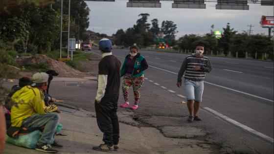 Cientos de venezolanos regresan a pie a su país expulsados de su hogar adoptivo después de que se declaró una cuarentena para contener el coronavirus.  Foto: Juancho Torres/ Anadolu