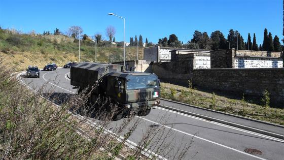 Camiones del Ejército italiano transportan los ataúdes de las víctimas del coronavirus desde Bérgamo hasta el crematorio Trespiano, en Florencia, Italia.  Foto: Carlo Bressan - Agencia Anadolu