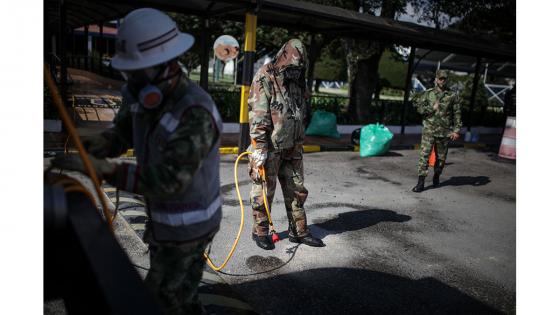 Miembros de las fuerzas especiales sanitarias del Ejército de Colombia durante el trabajo de limpieza y desinfección en las principales bases militares y batallones en Bogotá.  Foto: Juancho Torres - Anadolu