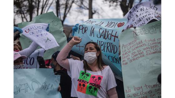 Los manifestantes exigen que el gobierno del presidente, Iván Duque, tome medidas urgentes para evitar un contagio masivo por la pandemia de Coronavirus en los centros penitenciarios.   Foto: Juancho Torres - Anadolu