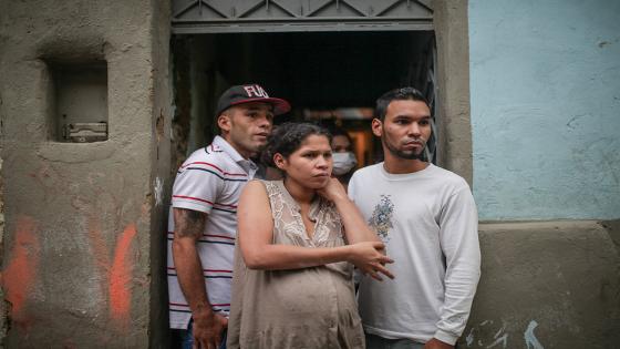 Las donaciones de alimentos y ayudas de primera necesidad fueron realizadas por algunos miembros de la Policía Nacional durante la cuarentena impuesta por el gobierno nacional como medida para evitar la propagación del Coronavirus en Bogotá.  Foto: Juancho Torres