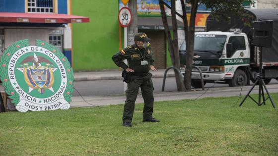 La Policía Nacional de Colombia realiza ejercicios de acondicionamiento físico y oraciones a cargo de sacerdotes para las personas que se quedan dentro de sus hogares con el objetivo de fomentar el ejercicio físico a las personas confinadas en cuarentena.  Foto: Juancho Torres- Anadolu 