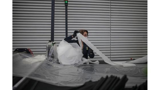 Un grupo de mujeres que forman parte de la fábrica de uniformes de la Policía Nacional pasó de fabricar uniformes a hacer tapabocas y trajes de bioseguridad.  Foto: Juancho Torres - Anadolu