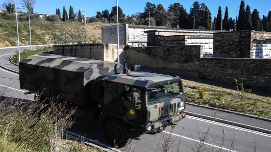Camiones del Ejército italiano transportan los ataúdes de las víctimas del coronavirus desde Bérgamo hasta el crematorio Trespiano, en Florencia, Italia. Foto: Carlo Bressan - Agencia Anadolu Camiones del Ejército italiano transportan los ataúdes de las víctimas del coronavirus desde Bérgamo hasta el crematorio Trespiano, en Florencia, Italia. Foto: Carlo Bressan - Agencia Anadolu