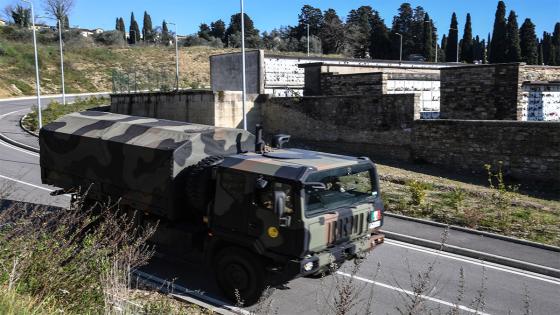 Camiones del Ejército italiano transportan los ataúdes de las víctimas del coronavirus desde Bérgamo hasta el crematorio Trespiano, en Florencia, Italia.  Foto: Carlo Bressan - Agencia Anadolu