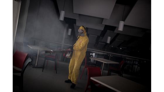 Miembros de las fuerzas especiales sanitarias del Ejército de Colombia durante el trabajo de limpieza y desinfección en las principales bases militares y batallones en Bogotá.  Foto: Juancho Torres - Anadolu