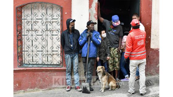 Así fue la entrega de ayudas a familias en el barrio Las Cruces.  Foto: Andrés Lozano