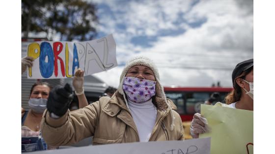 Los manifestantes exigen que el gobierno del presidente, Iván Duque, tome medidas urgentes para evitar un contagio masivo por la pandemia de Coronavirus en los centros penitenciarios.   Foto: Juancho Torres - Anadolu