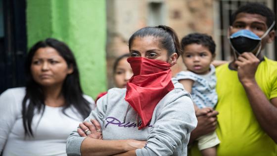 Las donaciones de alimentos y ayudas de primera necesidad fueron realizadas por algunos miembros de la Policía Nacional durante la cuarentena impuesta por el gobierno nacional como medida para evitar la propagación del Coronavirus en Bogotá.  Foto: Juancho Torres