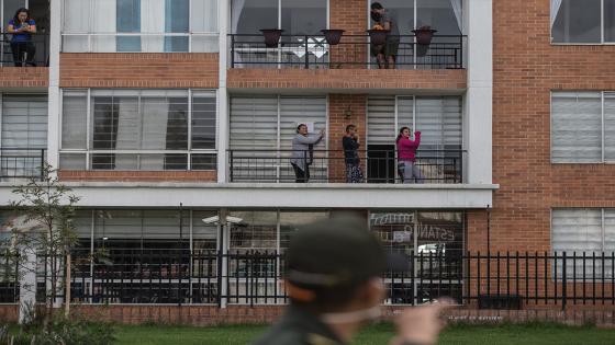 La Policía Nacional de Colombia realiza ejercicios de acondicionamiento físico y oraciones a cargo de sacerdotes para las personas que se quedan dentro de sus hogares con el objetivo de fomentar el ejercicio físico a las personas confinadas en cuarentena.  Foto: Juancho Torres- Anadolu 