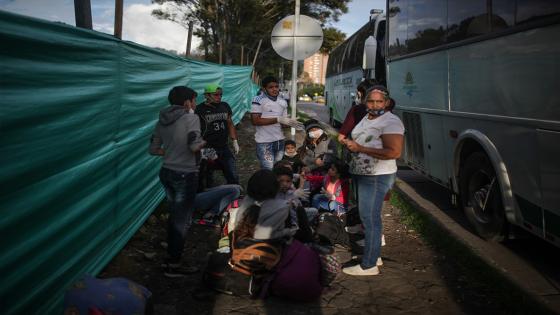 Cientos de venezolanos regresan a pie a su país expulsados de su hogar adoptivo después de que se declaró una cuarentena para contener el coronavirus.  Foto: Juancho Torres/ Anadolu