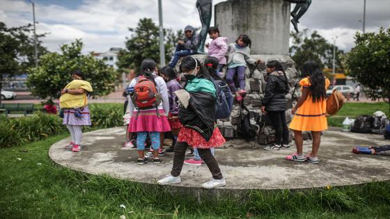 Más de 200 indígenas Embera se reunieron en el Parque Tercer Milenio, la gran mayoría fueron desalojados de sus hogares durante la pandemia del Coronavirus en Bogotá.  Foto: Juancho Torres/ Anadolu