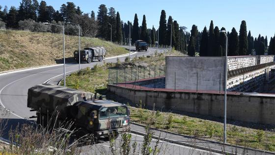 Camiones del Ejército italiano transportan los ataúdes de las víctimas del coronavirus desde Bérgamo hasta el crematorio Trespiano, en Florencia, Italia.  Foto: Carlo Bressan - Agencia Anadolu