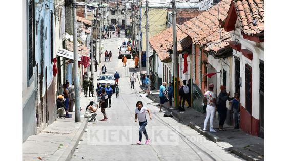 Así fue la entrega de ayudas a familias en el barrio Las Cruces.  Foto: Andrés Lozano