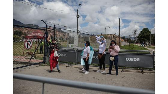 Los manifestantes exigen que el gobierno del presidente, Iván Duque, tome medidas urgentes para evitar un contagio masivo por la pandemia de Coronavirus en los centros penitenciarios.   Foto: Juancho Torres - Anadolu