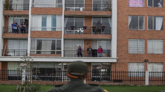 La Policía Nacional de Colombia realiza ejercicios de acondicionamiento físico y oraciones a cargo de sacerdotes para las personas que se quedan dentro de sus hogares con el objetivo de fomentar el ejercicio físico a las personas confinadas en cuarentena. Foto: Juancho Torres- Anadolu La Policía Nacional de Colombia realiza ejercicios de acondicionamiento físico y oraciones a cargo de sacerdotes para las personas que se quedan dentro de sus hogares con el objetivo de fomentar el ejercicio físico a las personas confinadas en cuarentena. Foto: Juancho Torres- Anadolu
