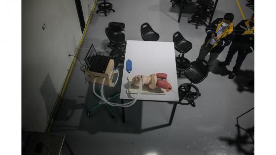 La máquina es del tamaño de un microondas pequeño y está compuesta de válvulas y sensores de presión que regulan la cantidad de oxígeno bombeado a los pulmones de un paciente a través de un tubo de plástico.  Foto: Juancho Torres - Anadolu