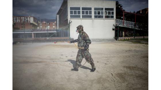 Miembros de las fuerzas especiales sanitarias del Ejército de Colombia durante el trabajo de limpieza y desinfección en las principales bases militares y batallones en Bogotá.  Foto: Juancho Torres - Anadolu
