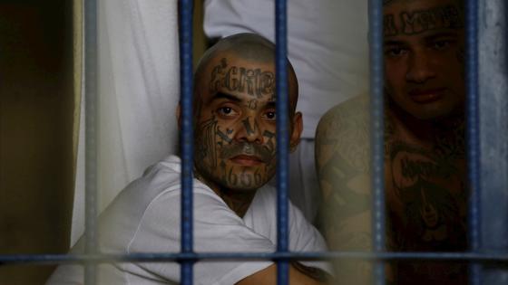 Las pandillas de El Salvador pusieron este fin de semana en aprietos las medidas de combate al Coronavirus y la estrategia de seguridad del Gobierno al perpetrar al menos 32 asesinatos en una muestra de fuerza y control del territorio característico de estas bandas.   Foto: Rodrigo Sura - EFE 