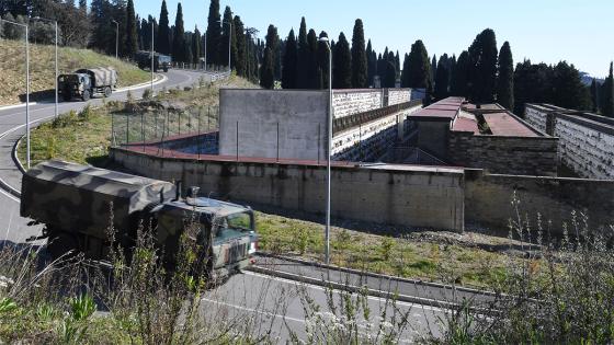 Camiones del Ejército italiano transportan los ataúdes de las víctimas del coronavirus desde Bérgamo hasta el crematorio Trespiano, en Florencia, Italia.  Foto: Carlo Bressan - Agencia Anadolu