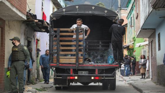 Las donaciones de alimentos y ayudas de primera necesidad fueron realizadas por algunos miembros de la Policía Nacional durante la cuarentena impuesta por el gobierno nacional como medida para evitar la propagación del Coronavirus en Bogotá.  Foto: Juancho Torres