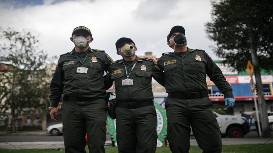 La Policía Nacional de Colombia realiza ejercicios de acondicionamiento físico y oraciones a cargo de sacerdotes para las personas que se quedan dentro de sus hogares con el objetivo de fomentar el ejercicio físico a las personas confinadas en cuarentena.  Foto: Juancho Torres- Anadolu 